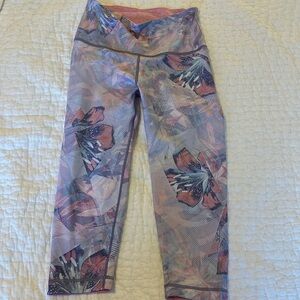 Peloton Floral High-Waist Capri Leggings | Medium